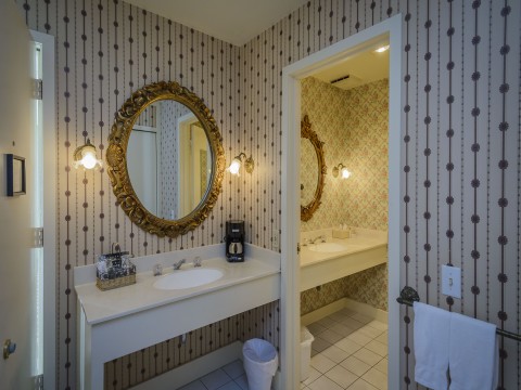 Hill House Inn - Private Bathroom