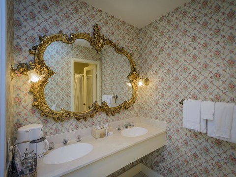 Hill House Inn - Guest Bathroom